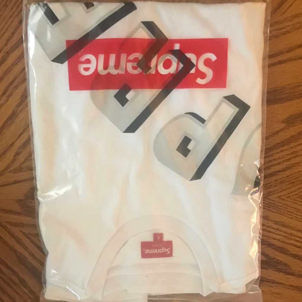 Supreme gradient arc logo